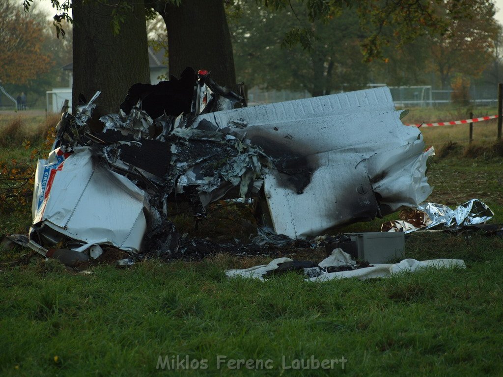 Kleinflugzeug abgestuerzt Sankt Augustin Meindorf P319.JPG